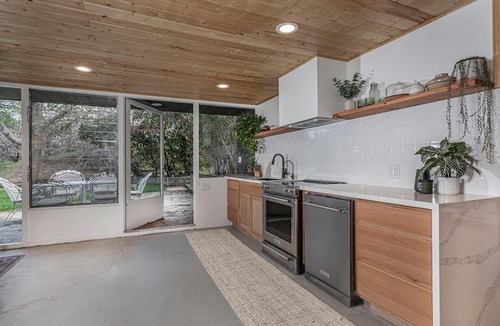 Three Rivers House | Beautiful Fully Renovated Mid-Centruy Modern Home