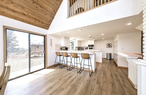 Stallion Springs House | Beautiful Getaway in Tehachapi with Hot Tub!