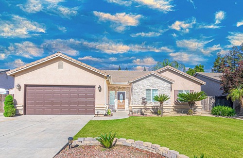 Selma House | Beautiful Home with Pool & Hot Tub close to National Parks
