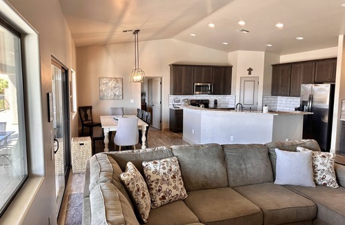 Lake Havasu City House | Beautiful Newer Home with Pool Near Windsor Beach, Garage space with pool table