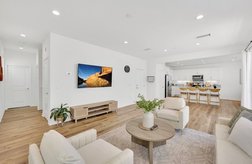 Eastvale Downs House | Beautiful Remodeled Home Perfect for Friends/Families Close 2 Airports