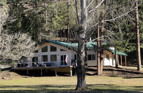 Douglas City House | Beautiful Riverfront Escape - Peaceful & Relaxing Getaway
