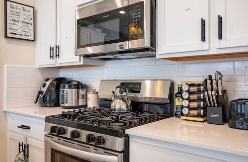 Raisin House | Beautiful, Spacious 5 bedrooms for large group