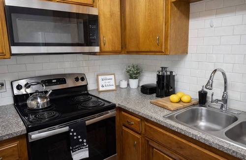 Oleander - Sunset Apartment | Beautiful Stay Near Downtown in Oleander Sunset.
