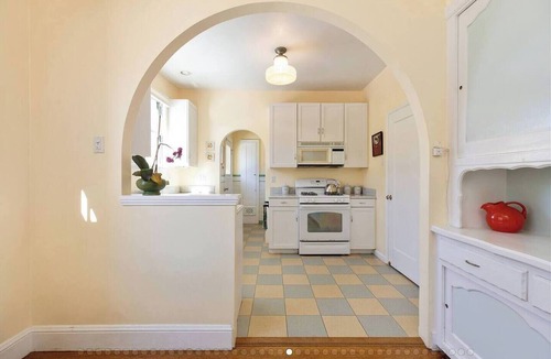 Noe Valley Apartment | Beautifully decorated 2 BD + 2 BA upstairs condo comes with everything you need including high speed wifi, garage parking, lots of sunlight and easy access to public transportation. Truly one of Noe Valley's loveliest places to stay!