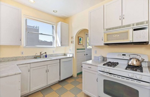 Noe Valley Apartment | Beautifully decorated 2 BD + 2 BA upstairs condo comes with everything you need including high speed wifi, garage parking, lots of sunlight and easy access to public transportation. Truly one of Noe Valley's loveliest places to stay!