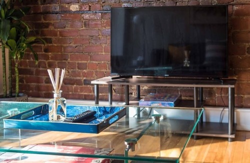 Westmount Apartment | Beautifully Designed 2BR in Westmount Parking