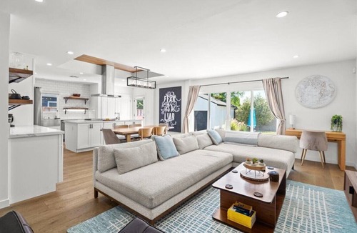 Reseda House | Beautifully remodeled 4-bedroom house in Tarzana