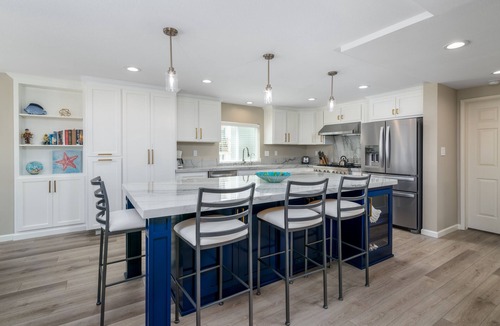Hollywood House | Beautifully Remodeled Beach Retreat: Steps to Sand & Harbor – Ideal for Families