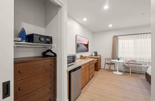 Eastside Santa Cruz Apartment | Bella Notte by the beach Studio 5