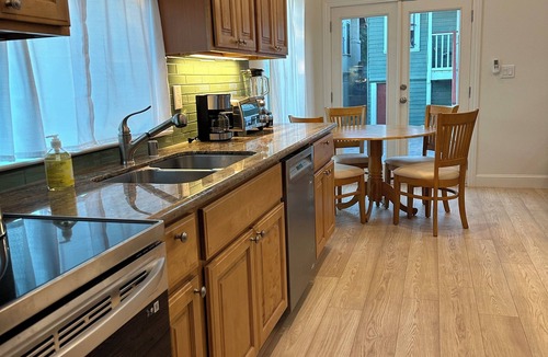 Oakland Cottage | Bella Vista Cottage; A charming 1-bedroom cottage with AC in vibrant Oakland