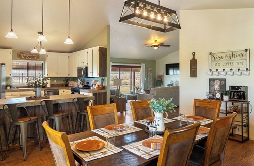 Paso Robles House | Bella Vista Farmhouse - Wine Country Views - Fire Pit - Starry Nights