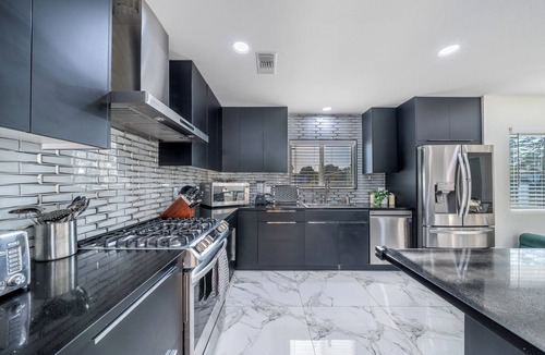 Valley Glen House | Bellaire Villa: Stylish 3Bdr Retreat with Pool!