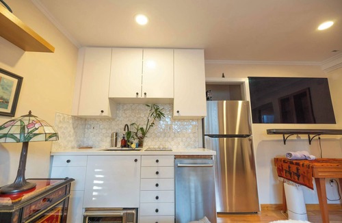 Fairview Park House | Berkeley Retreat w/Chef’s Kitchen & Hot Tub