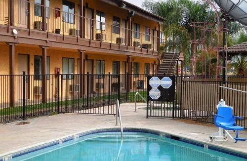 Oildale Hotel | Best Economy Inn n Suites