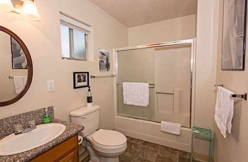 Jamestown House | Best Value on Main St Queen Bed TV DVD-Entire home