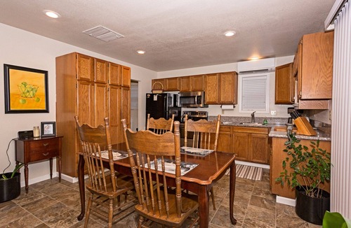 Jamestown House | Best Value on Main St Queen Bed TV DVD-Entire home