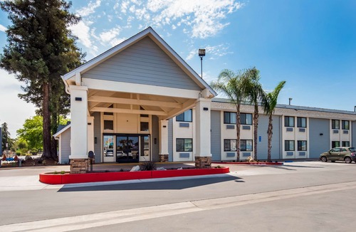 Tulare Hotel | Best Western Town & Country Lodge
