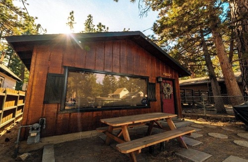 Big Bear City Cabin | BIG BEAR COZY DEN - Comfort in the Mountains Free WiFi & Cozy Vibes.