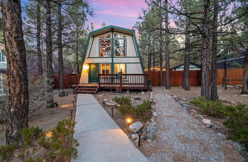 Woodlands House | Big Bear Den - Great cabin far enough from town to getaway and fully fenced yard with firepit