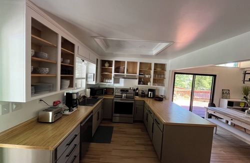 Oakhurst Cabin | Bigfoot Bungalow A charming 2-bedroom cabin with AC, WiFi in peaceful Oakhurst