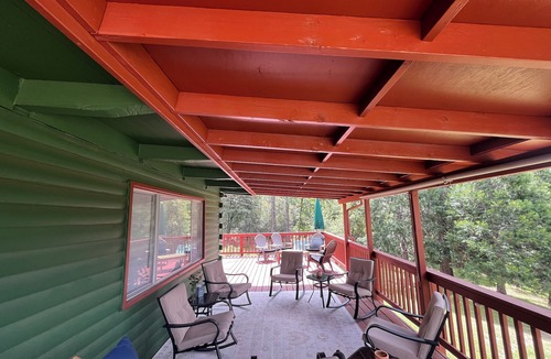 Oakhurst Cabin | Bigfoot Bungalow A charming 2-bedroom cabin with AC, WiFi in peaceful Oakhurst