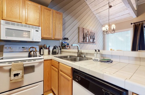 Majestic Pines Condo | Bigwood 41 Cozy Mountain Cabin, Private Washer Dryer, 1 mile to Eagle Lodge by RedAwning