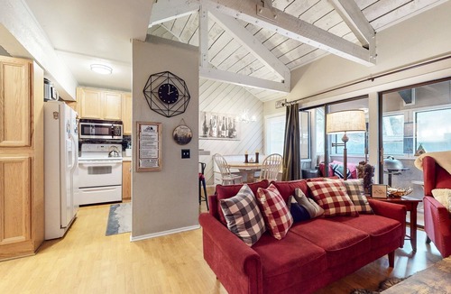 Majestic Pines Condo | Bigwood 41 Cozy Mountain Cabin, Private Washer Dryer, 1 mile to Eagle Lodge by RedAwning