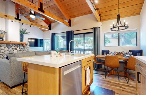 Majestic Pines Condo | Bigwood #45 (2-Bedroom Condo) with Pool by RedAwning