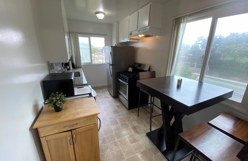 Pico Apartment | Bike to beach. Walk to SMC. Tranquil 2-bedroom apart near shops