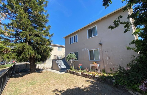 Pico Apartment | Bike to beach. Walk to SMC. Tranquil 2-bedroom apart near shops