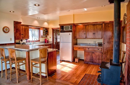 West Bishop House | Bishop Farmhouse, Sits on 1 acre, Peaceful and relaxing.