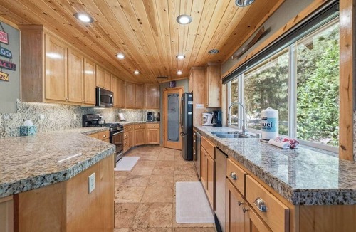 Strawberry House | Black Bird Lodge~ Minutes from Lake & Skiing