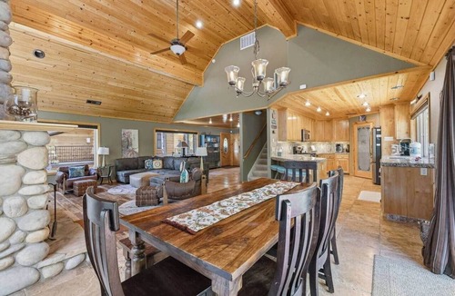 Strawberry House | Black Bird Lodge~ Minutes from Lake & Skiing