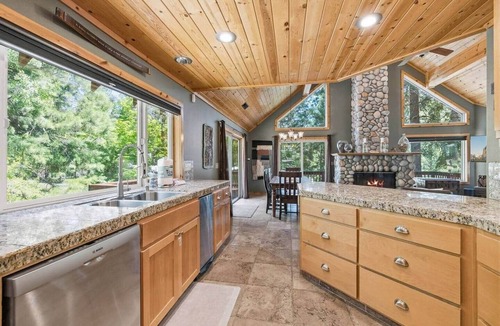 Strawberry House | Black Bird Lodge~ Minutes from Lake & Skiing