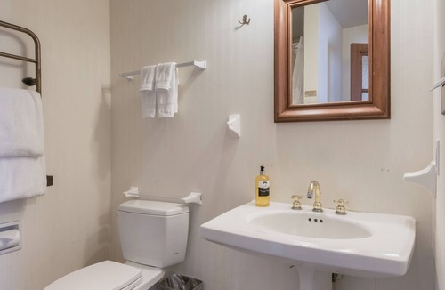 Pacific Grove Hotel | Blocks from Ocean - KING BEDROOM SUITE