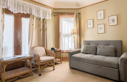 Pacific Grove Hotel | Blocks from Ocean - KING BEDROOM SUITE