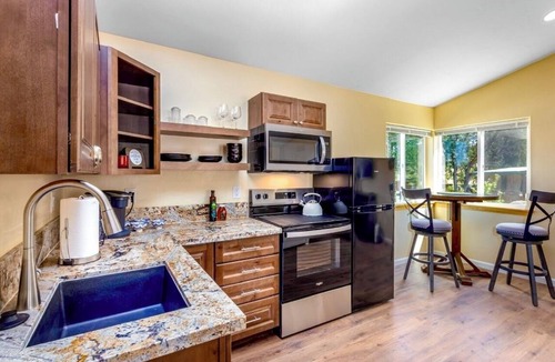Three Rivers Apartment | Blossom Creek Retreat-Suite B