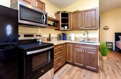 Three Rivers Apartment | Blossom Creek Retreat-Suite B
