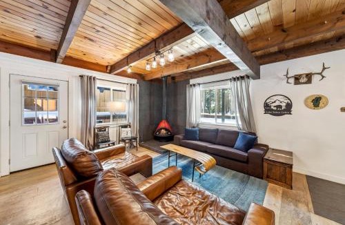 Pioneer Trail House | Blue Bear Cabin: Pet Friendly EV Charger BBQ