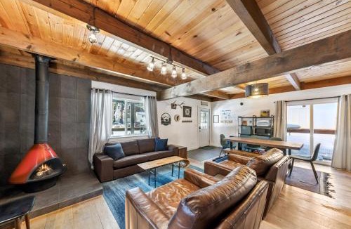 Pioneer Trail House | Blue Bear Cabin: Pet Friendly EV Charger BBQ