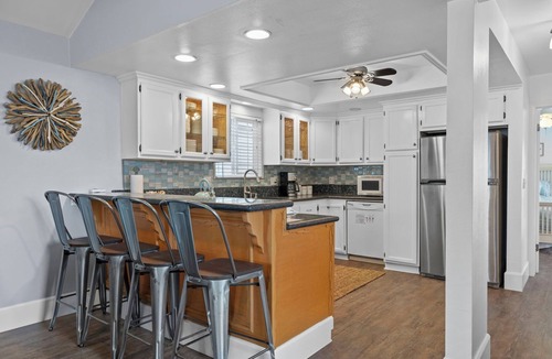 Hollywood House | Blue Crush Rooftop Deck SUPs Kayaks Bikes 5 min walk to Sand Sleeps 8