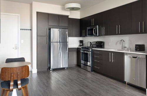 Centennial Apartment | Blueground | Centennial, pool, nr Courthouse