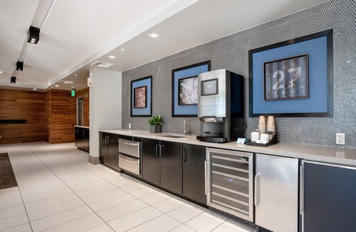 Centennial Apartment | Blueground | Centennial, pool, nr Courthouse