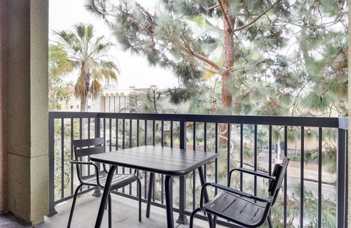 Playa Del Rey Apartment | Blueground | Playa del Rey, pool, nr Dockweiler