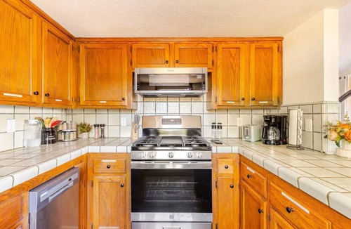 Oakhurst Cottage | Bluejay Bungalow – Cozy Pet-Friendly Cottage Near Yosemite & Bass Lake