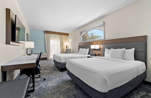 Beach Hill - Beach Flats Hotel | Boardwalk Area Stay | Heated Pool + Breakfast