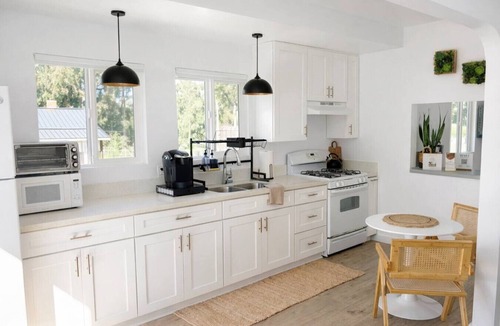 San Luis Obispo House | Boho Bungalow+walkable+stocked kitchen+BBQ+private