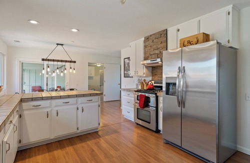 Paso Robles House | Boots & Barrels Ranch-2 master bedrooms,2 add'l bedrooms,3 baths, views, firepit