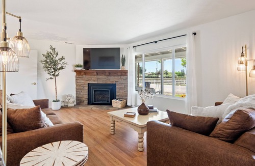 Paso Robles House | Boots & Barrels Ranch-2 master bedrooms,2 add'l bedrooms,3 baths, views, firepit